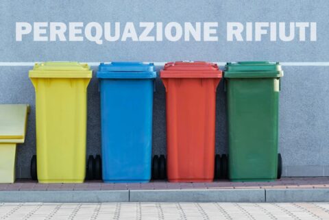 Contenitori per rifiuti e la scritta Perequazione rifiuti sulla parete retrostante