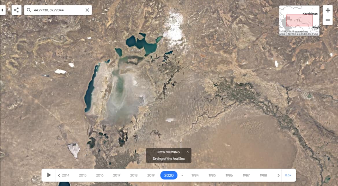 Vista del lago Aral quasi totalmente asciutto attraverso Google Earth