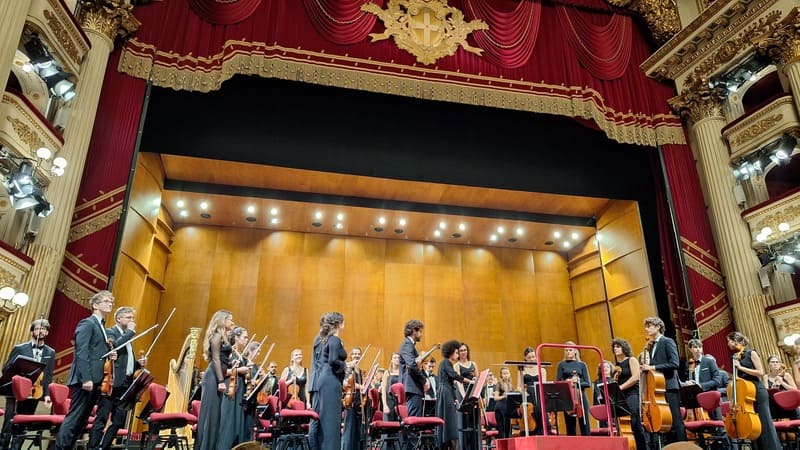 L'orchestra sul palco del Teatro alla Scala