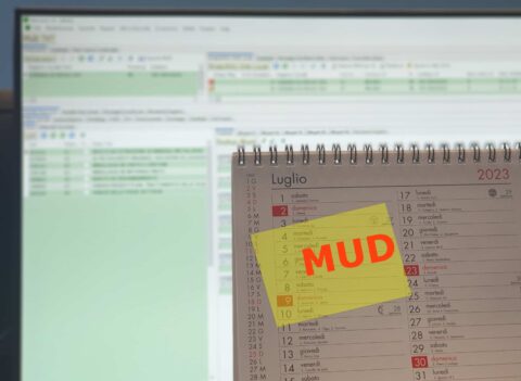 Calendario che evidenzia le possibili scadenze del MUD 2023 e sullo sfondo Winsinfo il gestionale di Softline