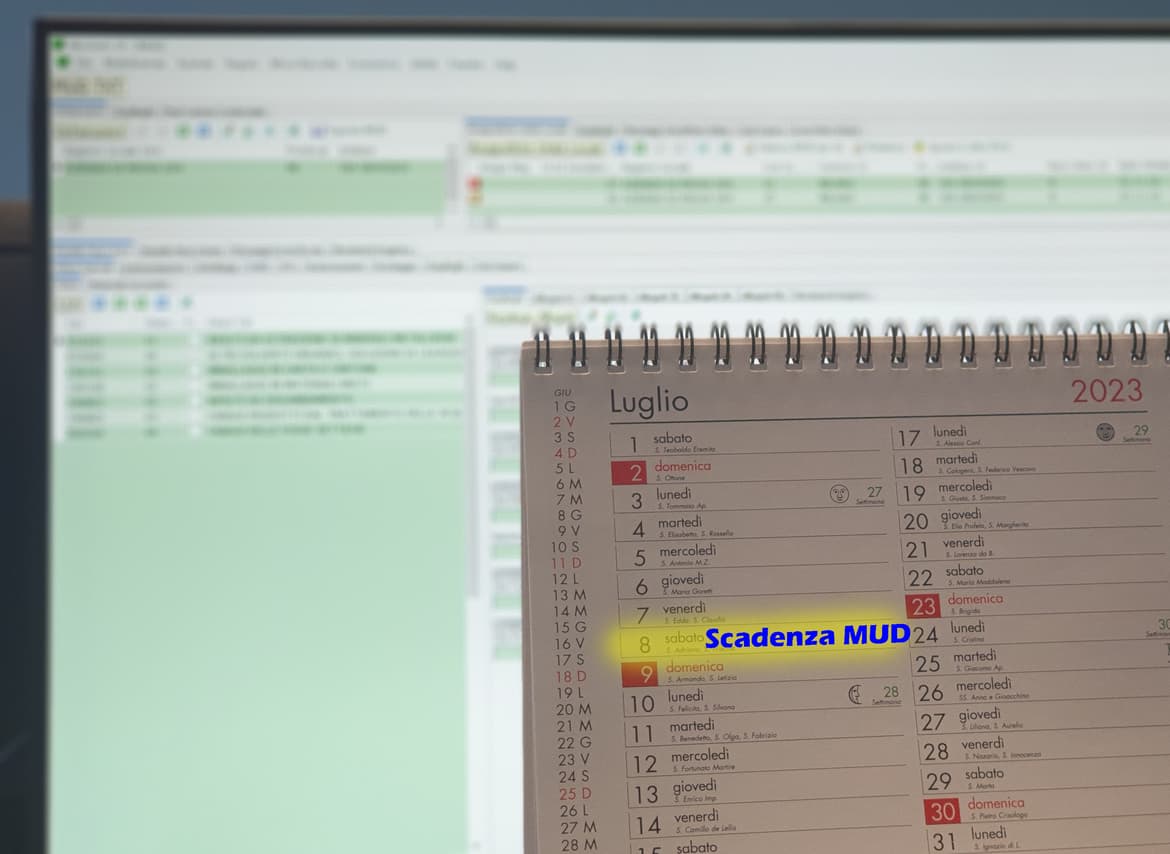 Calendario che evidenzia la scadenza del MUD all'8 luglio 2023 e sullo sfondo schermata di Winsinfo, il gestionale di Softline