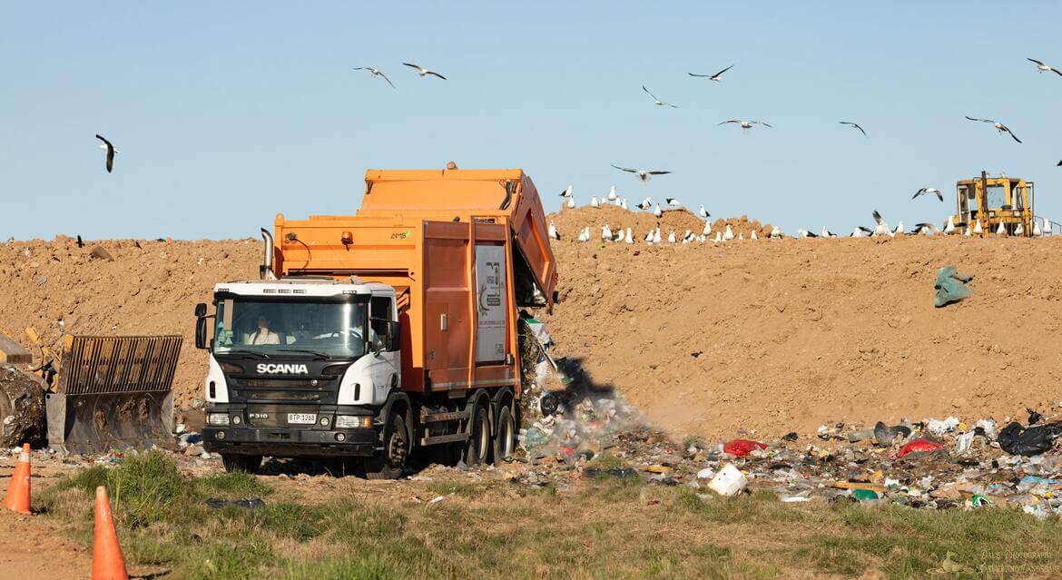 Automezzo rifiuti in discarica