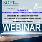 Una mano che regge un notebook sovrastato da una scritta Webinar e dalle indicazioni per partecipare al webinar di Softline sul FIR digitale