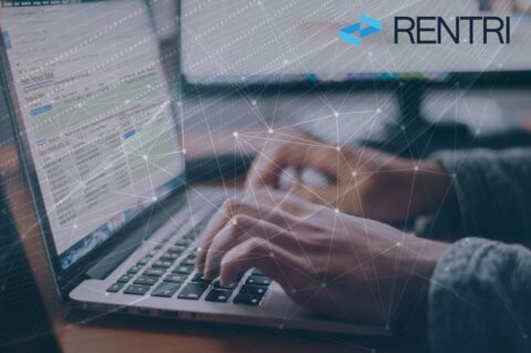 Una persona utilizza un computer portatile per consultare e gestire documenti digitali, con il logo RENTRI e una grafica che richiama la connessione e la gestione dei dati sull'applicativo Winsinfo di Softline.